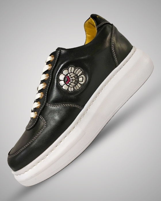 Classic men's low-top sneakers with elegant style