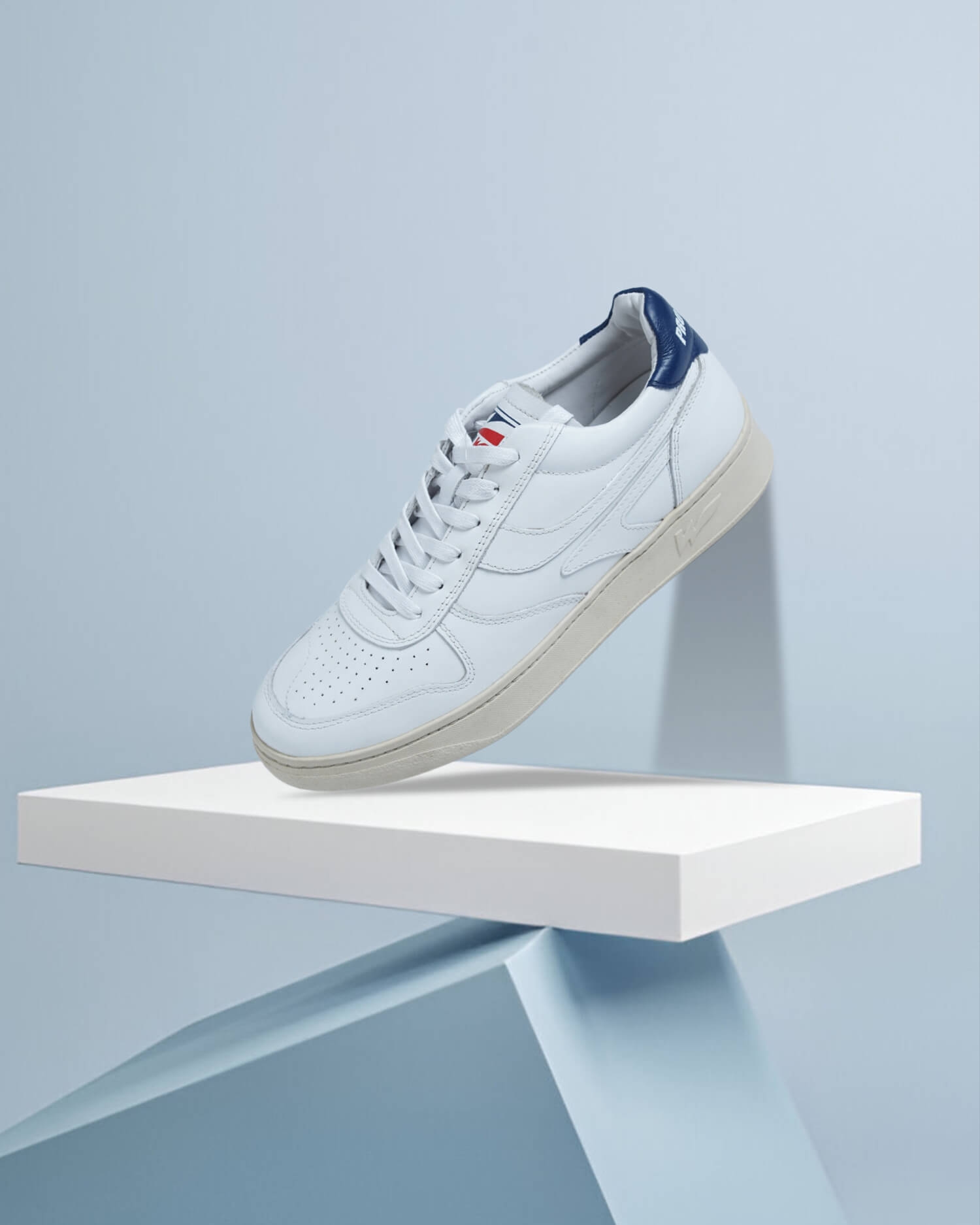 Men's white low-top sneakers- with timeless style and comfort