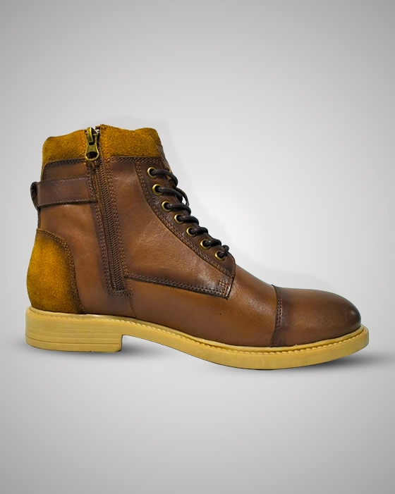 Men’s lace-up boot with an aesthetic look